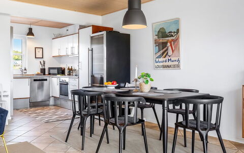Alli - 100M from the Sea: Meubilair, Interieur Ontwerp, Flooring, Stoel, Hout, Tafel, Keuken En Eettafel, Eetkamer, Verdieping, Plafond