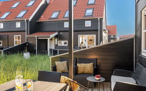 Alli - 100M from the Sea: Hout, Architectuur, Huis, Verblijf, Siding, Hardwood, Beits, Werf, Balkon, Landgoed