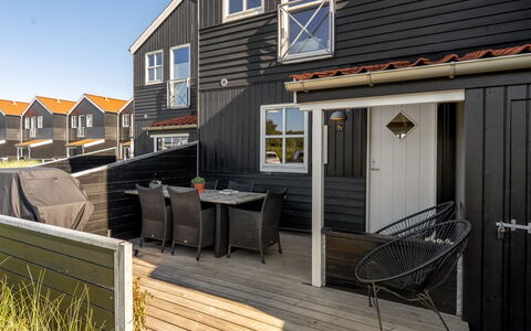 Alli - 100M from the Sea: Hout, Huis, Siding, Verblijf, Hardwood, Plank, Dek, Veranda, Schaduw, Beits