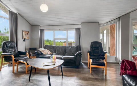Nandolf - 200M to the Fjord: Meubilair, Interieur Ontwerp, Flooring, Bankstel, Verdieping, Hout, Plafond, Houten Vloer, Woonkamer, Appartement