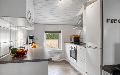 Nandolf - 200M to the Fjord: Keuken, Hout, Plafond, Interieur Ontwerp, Countertop, Major Appliance, Toestel Van De Keuken, Flooring, Kamer, Verdieping