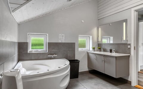 Nandolf - 200M to the Fjord: Loodgieterswerkinrichting, Flooring, Interieur Ontwerp, Plafond, Verdieping, Wastafel, Badkamer, Kraan, Loodgieter, Huis