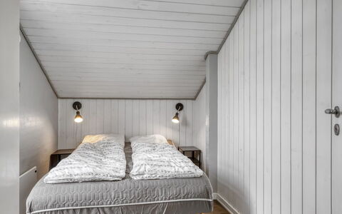 Nandolf - 200M to the Fjord: Hout, Flooring, Plafond, Slaapkamer, Verdieping, Interieur Ontwerp, Laken, Bed, Bedding, Bed Frame