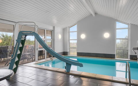 Nandolf - 200M to the Fjord: Flooring, Verdieping, Zwembad, Plafond, Toevlucht, Ontwerp, Hotel, Tegel, Eco Hotel, Recreatiecentrum
