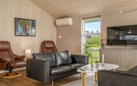 Clarice - 250M to the Fjord: Interieur Ontwerp, Flooring, Hout, Plafond, Verdieping, Meubilair, Woonkamer, Kamer, Bankstel, Houten Vloer