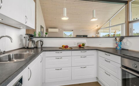 Clarice - 250M to the Fjord: Keuken, Countertop, Interieur Ontwerp, Hout, Flooring, Plafond, Cabinetry, Toestel Van De Keuken, Gootsteen, Wastafel