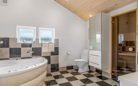 Clarice - 250M to the Fjord: Flooring, Verdieping, Loodgieterswerkinrichting, Interieur Ontwerp, Plafond, Badkamer, Loodgieter, Tegel, Samengesteld Materiaal, Kamer
