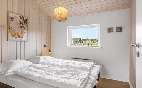 Clarice - 250M to the Fjord: Hout, Huis, Slaapkamer, Plank, Bed, Hardwood, Bedding, Ijskap, Beits, Bed Frame