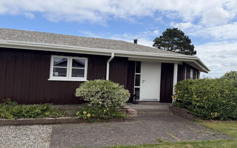 Heilo - from the Sea: Huis, Dak, Huis, Struik, Verblijf, Land Lot, Gazon, Deur, Siding, Groundcover