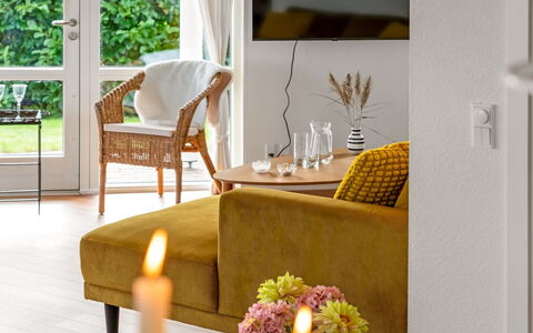 Heilo - from the Sea: Meubilair, Interieur Ontwerp, Flooring, Verdieping, Muur, Hout, Huis, Bankstel, Woonkamer, Geel
