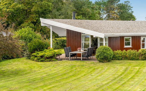 Heilo - from the Sea: Gras, Huis, Huis, Dak, Struik, Verblijf, Woongebied, Land Lot, Tuin