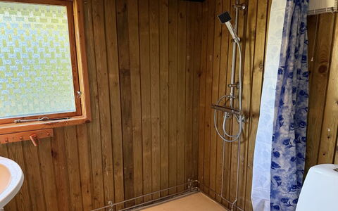 Grith - 740M to the Fjord: Hout, Flooring, Verdieping, Loodgieterswerkinrichting, Badkamer, Interieur Ontwerp, Loodgieter, Kamer, Beits, Wc Bril