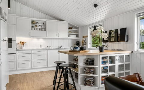 Grith - 740M to the Fjord: Keuken, Countertop, Interieur Ontwerp, Cabinetry, Hout, Flooring, Toestel Van De Keuken, Plafond, Meubilair, Lichte Inrichting