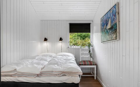 Grith - 740M to the Fjord: Hout, Slaapkamer, Flooring, Interieur Ontwerp, Verdieping, Plafond, Bedding, Laken, Bed, Plank