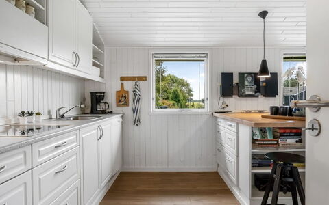 Grith - 740M to the Fjord: Hout, Keuken, Flooring, Interieur Ontwerp, Countertop, Verdieping, Cabinetry, Toestel Van De Keuken, Huis, Major Appliance