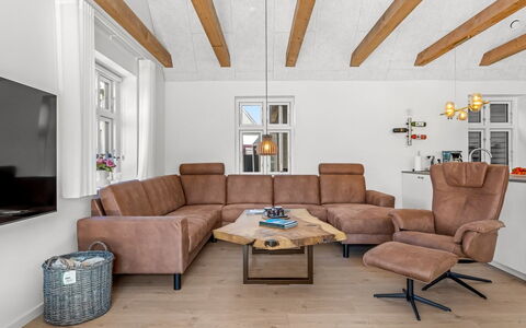 Judyta - 500M from the Sea: Meubilair, Huis, Hardwood, Beits, Woonkamer, Natuurlijk Materiaal, Stoel, Ontwerp, Houten Vloer