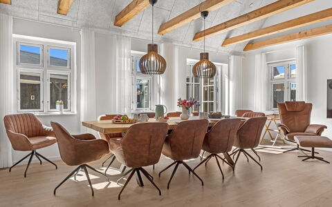 Judyta - 500M from the Sea: Meubilair, Flooring, Interieur Ontwerp, Verdieping, Stoel, Houten Vloer, Hout, Plafond, Tafel, Eetkamer