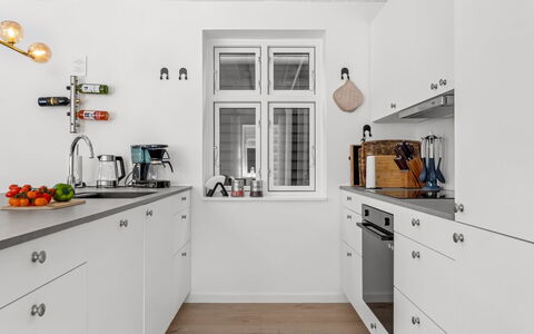Judyta - 500M from the Sea: Keuken, Toestel Van De Keuken, Countertop, Flooring, Cabinetry, Major Appliance, Interieur Ontwerp, Hout, Verdieping, Huishoudapparatuur