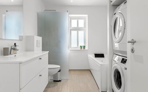 Judyta - 500M from the Sea: Interieur Ontwerp, Flooring, Wasmachine, Verdieping, Loodgieterswerkinrichting, Plafond, Badkamerkast, Wastafel, Badkamer, Kraan