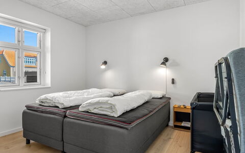 Judyta - 500M from the Sea: Plafond, Slaapkamer, Verdieping, Flooring, Interieur Ontwerp, Meubilair, Bed, Bedding, Appartement, Bed Frame
