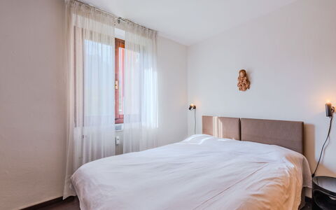 Nido del Brenta: Bed, Interieur Ontwerp, Slaapkamer, Meubilair, Muur, Hout, Flooring, Laken, Verdieping, Bedding
