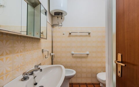 Nido del Brenta: Flooring, Badkamer, Loodgieterswerkinrichting, Interieur Ontwerp, Verdieping, Wastafel In De Badkamer, Wastafel, Toilet, Wc Bril, Loodgieter