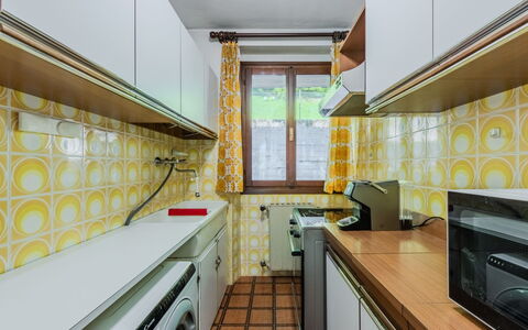 Nido del Brenta: Major Appliance, Flooring, Interieur Ontwerp, Geel, Keuken, Verdieping, Plafond, Toestel Van De Keuken, Countertop, Verlichting