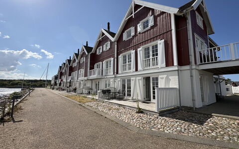 Loan - 10M to the Fjord: Huis, Dak, Huis, Deur, Verblijf, Schaduw, Tuin, Groundcover, Veranda, Werf