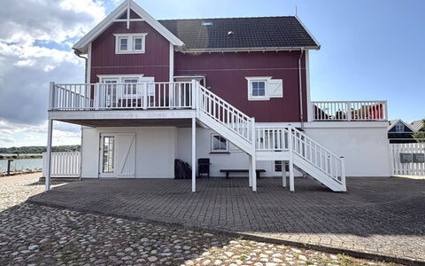 Loan - 10M to the Fjord: Huis, Dak, Huis, Deur, Verblijf, Schaduw, Tuin, Groundcover, Veranda, Werf
