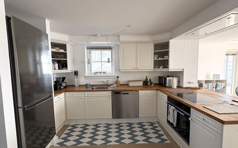 Loan - 10M to the Fjord: Huis, Dak, Huis, Deur, Verblijf, Schaduw, Tuin, Groundcover, Veranda, Werf
