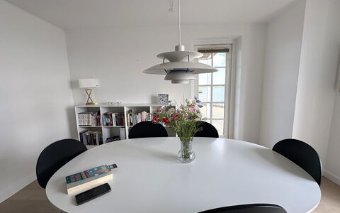 Loan - 10M to the Fjord: Huis, Dak, Huis, Deur, Verblijf, Schaduw, Tuin, Groundcover, Veranda, Werf