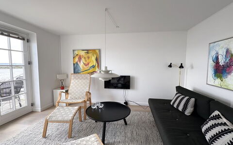 Loan - 10M to the Fjord: Huis, Dak, Huis, Deur, Verblijf, Schaduw, Tuin, Groundcover, Veranda, Werf