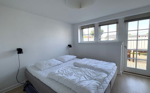 Loan - 10M to the Fjord: Huis, Dak, Huis, Deur, Verblijf, Schaduw, Tuin, Groundcover, Veranda, Werf