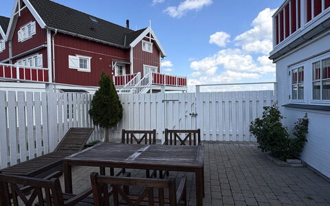 Loan - 10M to the Fjord: Huis, Dak, Huis, Deur, Verblijf, Schaduw, Tuin, Groundcover, Veranda, Werf