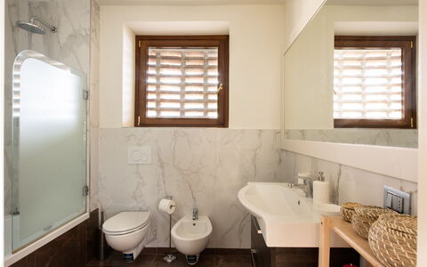Villa Casabada: Wastafel In De Badkamer, Flooring, Loodgieterswerkinrichting, Interieur Ontwerp, Wastafel, Badkamer, Muur, Verdieping, Kraan, Loodgieter