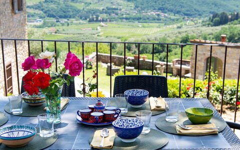 Villa Casabada: Meubilair, Tafel, Stoel, Buitenmeubels, Tableware, Buitentafel, Keuken En Eettafel, Tafelkleed, Restaurant, Eetkamer
