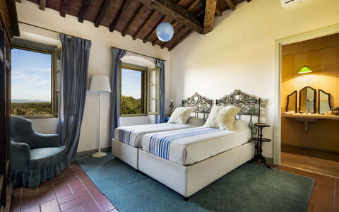 Villa Bellaria, Private Pool, Bolgheri: Muur, Meubilair, Huis, Interieur Ontwerp, Kamer, Slaapkamer, Bed, Linens, Toevlucht, Bed Frame