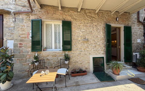Casa di Mario: Muur, Hout, Deur, Bloempot, Huis, Steen, Kamerplant, Home Deur, Buitenmeubels, Balkon