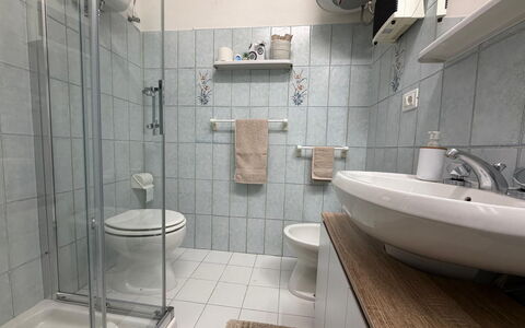 Casa di Mario: Badkamer, Wastafel In De Badkamer, Loodgieterswerkinrichting, Wc Bril, Wastafel, Flooring, Toilet, Verdieping, Interieur Ontwerp, Kraan
