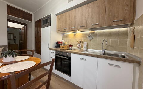 Casa di Mario: Countertop, Toestel Van De Keuken, Major Appliance, Keuken, Interieur Ontwerp, Meubilair, Flooring, Hout, Cabinetry, Verdieping