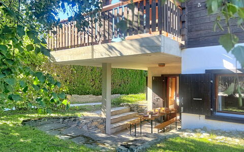 Les Naines Brunes: Hout, Veranda, Schaduw, Tuin, Backyard, Verblijf, Balkon, Gazon, Werf, Beits