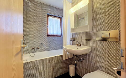 Les Naines Brunes: Badkamer, Interieur Ontwerp, Loodgieterswerkinrichting, Flooring, Muur, Verdieping, Wastafel In De Badkamer, Wastafel, Kraan, Tegel