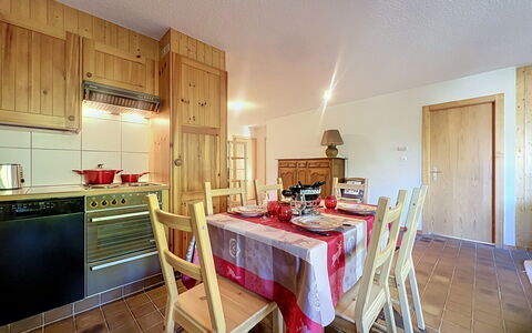 Les Naines Brunes: Hout, Interieur Ontwerp, Plafond, Meubilair, Kamer, Hardwood, Cabinetry, Beits, Keuken, Kast