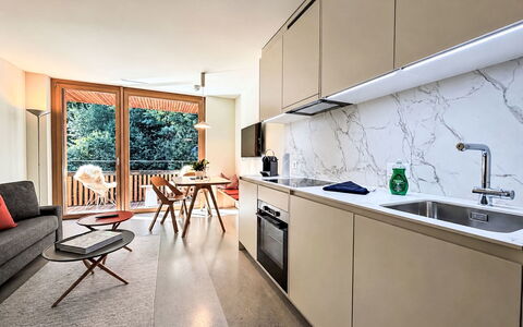 Selva 42: Interieur Ontwerp, Keuken, Meubilair, Flooring, Countertop, Hout, Verdieping, Toestel Van De Keuken, Plafond, Kamer