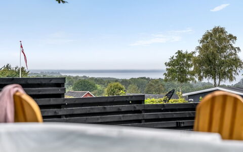 Thorine - 800M from the Sea: Schaduw, Buitenmeubels, Dek, Stoel, Hardwood, Eco Hotel, Cumulus, Plank, Balkon, Trap