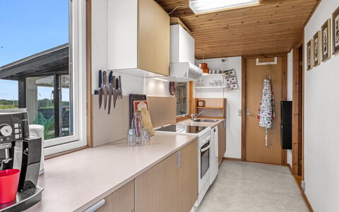Thorine - 800M from the Sea: Keuken, Major Appliance, Toestel Van De Keuken, Hout, Interieur Ontwerp, Countertop, Flooring, Meubilair, Plafond, Verdieping