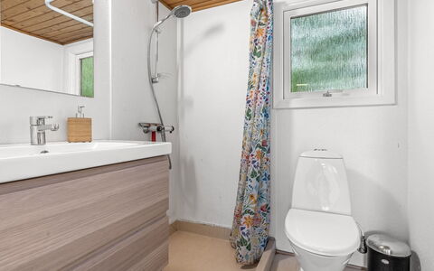 Thorine - 800M from the Sea: Loodgieterswerkinrichting, Flooring, Hout, Verdieping, Wastafel, Interieur Ontwerp, Badkamer, Kraan, Loodgieter, Wastafel In De Badkamer