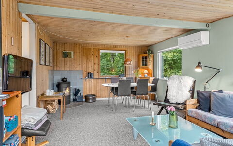 Thorine - 800M from the Sea: Meubilair, Interieur Ontwerp, Hout, Plafond, Kamer, Flooring, Verdieping, Huis, Bankstel, Woonkamer