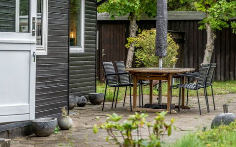 Thorine - 800M from the Sea: Hout, Struik, Meubilair, Buitenmeubels, Bloempot, Stoel, Tuin, Backyard, Buitentafel, Siding