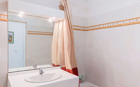 Virginie: Flooring, Loodgieterswerkinrichting, Interieur Ontwerp, Verdieping, Badkamer, Wastafel In De Badkamer, Loodgieter, Wastafel, Kamer, Kraan